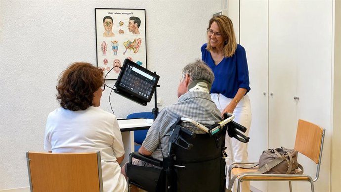 Archivo - MADRID facilita gratuitamente sistemas de comunicación alternativos a pacientes con ELA