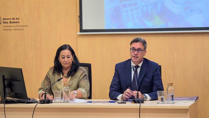 La directora general de Proyectos Estratégicos, Fondos Europeos y Simplificación Administrativa, Bàrbara Barceló, y el vicepresidente y conseller de Economía, Hacienda e Innovación, Antoni Costa, en rueda de prensa.