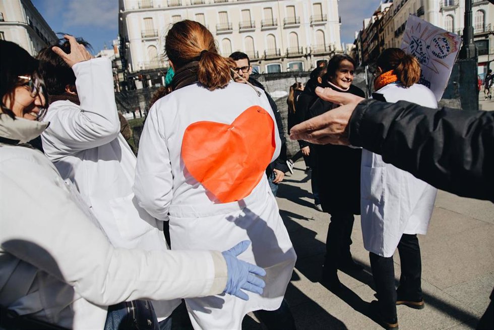 Archivo - Una persona protesta con un dibujo de un corazón pegado a la espalda durante una concentración de médicos y pediatras de Atención Primaria en huelga.