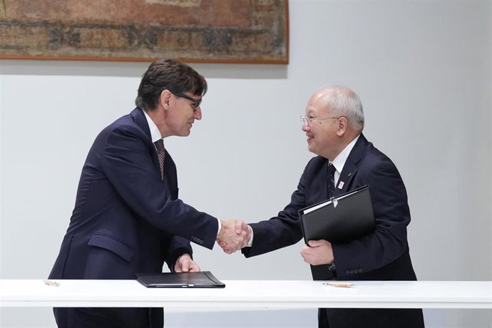 El president de la Generalitat, Salvador Illa, y el vicegobernador de Osaka, Yamaguchi Nobuhiko, firman un memorando de entendimiento, con el conseller de UE y Acción Exterior Jaume Duch, a 10 de septiembre de 2026, en Barcelona, Catalunya (España). El do