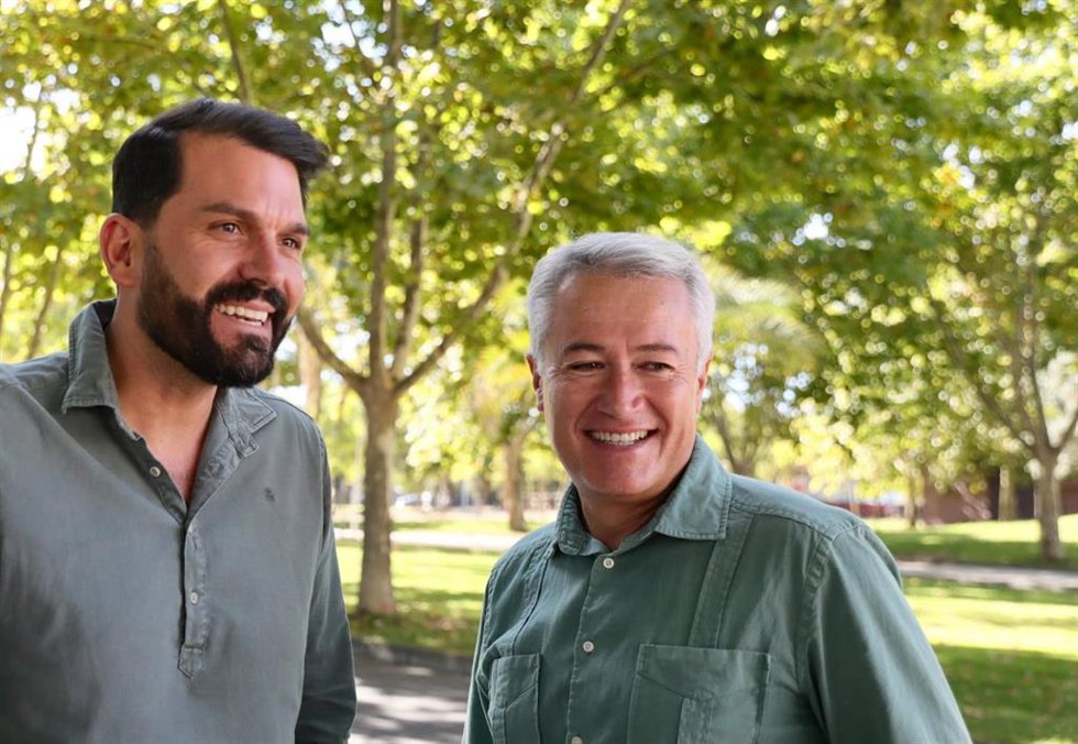 El secretario general del PSOE de Extremadura, Álvaro Sánchez Cotrina, junto al candidato en Don Benito, Manuel Gómez Parejo.