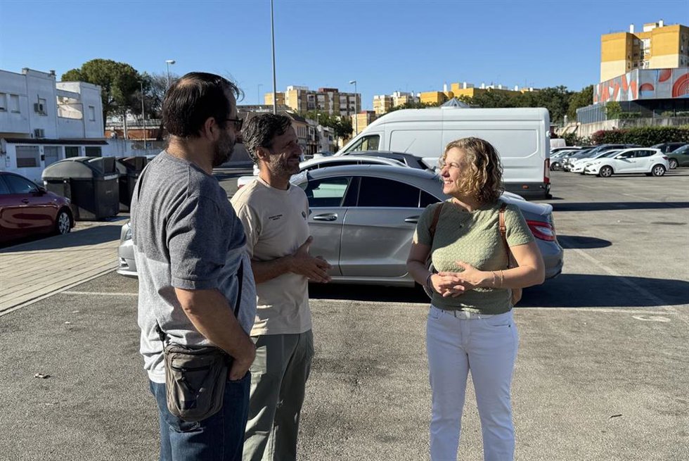 La líder de Podemos Sevilla, Susana Hornillo, en el barrio de Los Carteros en Sevilla