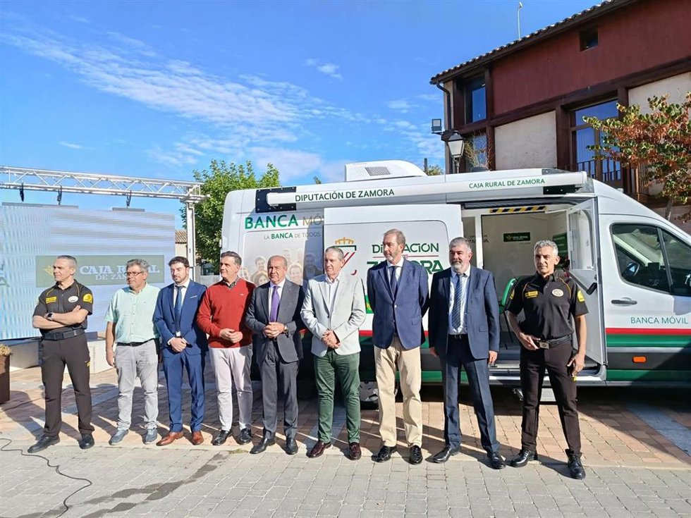 Las autoridades, antes de la presentación de los furgones.