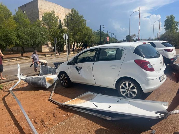 Daños provocados en un coche tras el temporal en la UIB.