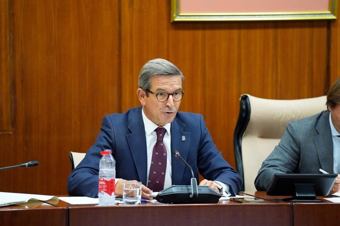 Jorge Paradela, consejero de Universidad, Industria, Energía e Innovación, en la comisión parlamentaria del 10 de septiembre de 2026.