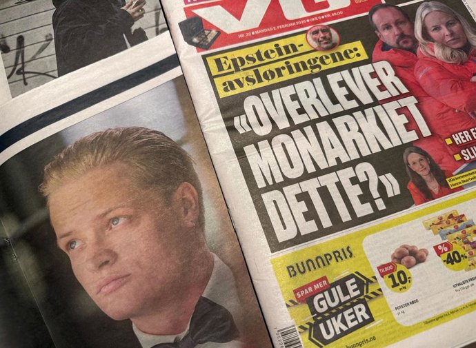 Archivo - Arquivo - ARQUIVADO - 2 de fevereiro de 2026, Noruega, Oslo: FOTO DE ARQUIVO - Jornais noruegueses noticiam o próximo julgamento contra Marius Borg Hoiby e os contatos de sua mãe, a princesa herdeira Mette-Marit, com o criminoso sexual Epstein. 
