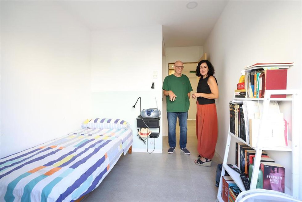 La consellera de Familias, Bienestar Social y Atención a la Dependencia, Sandra Fernández, en la habitación de una vivienda supervisada para personas con problemas de salud mental.