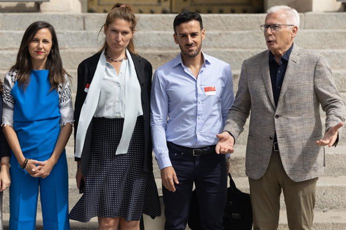 La secretaria general de Podemos, Ione Belarra; la mujer del activista, Stella Schnabel; el abogado del activista; y el abogado Baltasar Garzón; atienden a los medios frente al Congreso de los Diputados, a 10 de septiembre de 2026, en Madrid (España). Cha