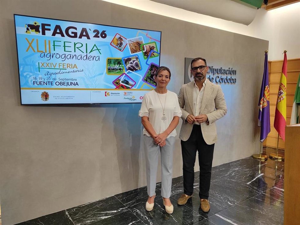 El delegado de Desarrollo Económico, Promoción y Empleo de la institución provincial, Félix Romero, y la alcaldesa de Fuente Obejuna, Luisa María Rodríguez, en la presentación de FAGA26.