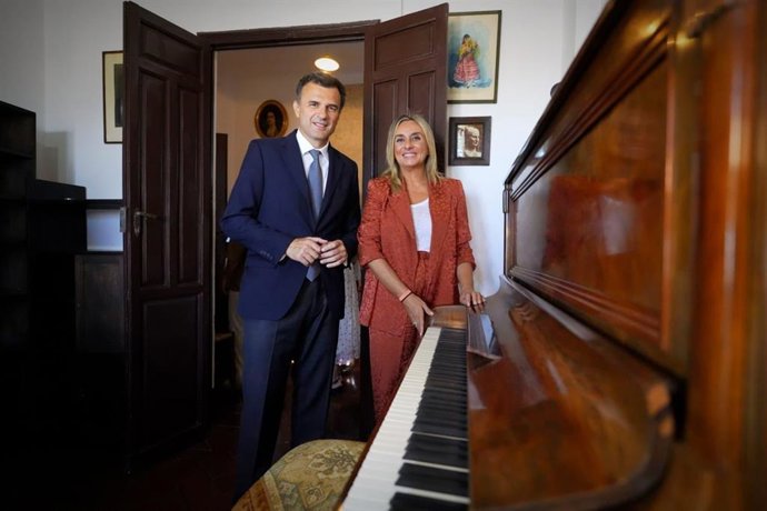 Bruno García, junto a la alcaldesa de Granada, Marifrán Carazo, en el día que se ha anunciado que el Ayuntamiento de Cádiz es nuevo patrono del Archivo Manuel de Falla y respaldará la candidatura de Granada a la capitalidad cultural europea 2031.
