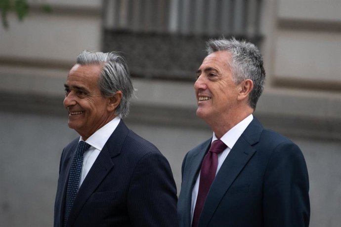 El exdirector general de la Guardia Civil Leonardo Marcos (d) a su llegada a la Audiencia Nacional, a 10 de septiembre de 2026, en Madrid (España). 