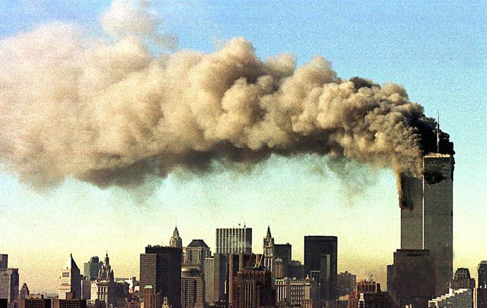 Archivo - Arquivo - ARQUIVADO - 11 de setembro de 2001, EUA, Nova York: As torres do World Trade Center em chamas em 11 de setembro de 2001, em Nova York. Os acordos judiciais com o suposto mentor dos ataques terroristas de 11 de setembro de 2001 e com ou