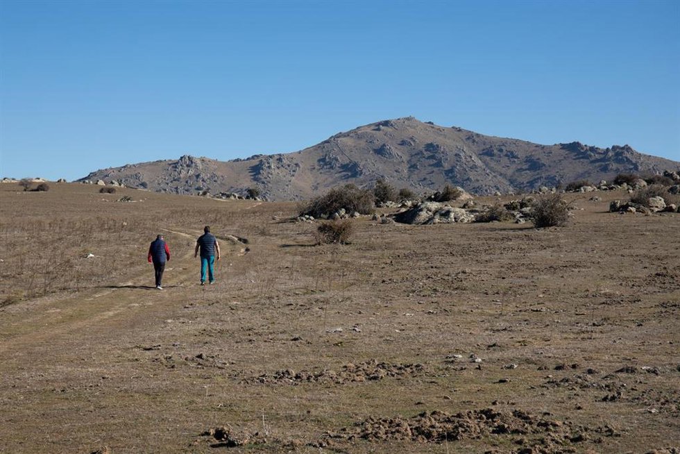 Archivo - Dos personas caminan por un sendero de la ruta de la Dehesa de Navalvillar, a 10 de febrero de 2022, en Colmenar Viejo, Madrid (España).
