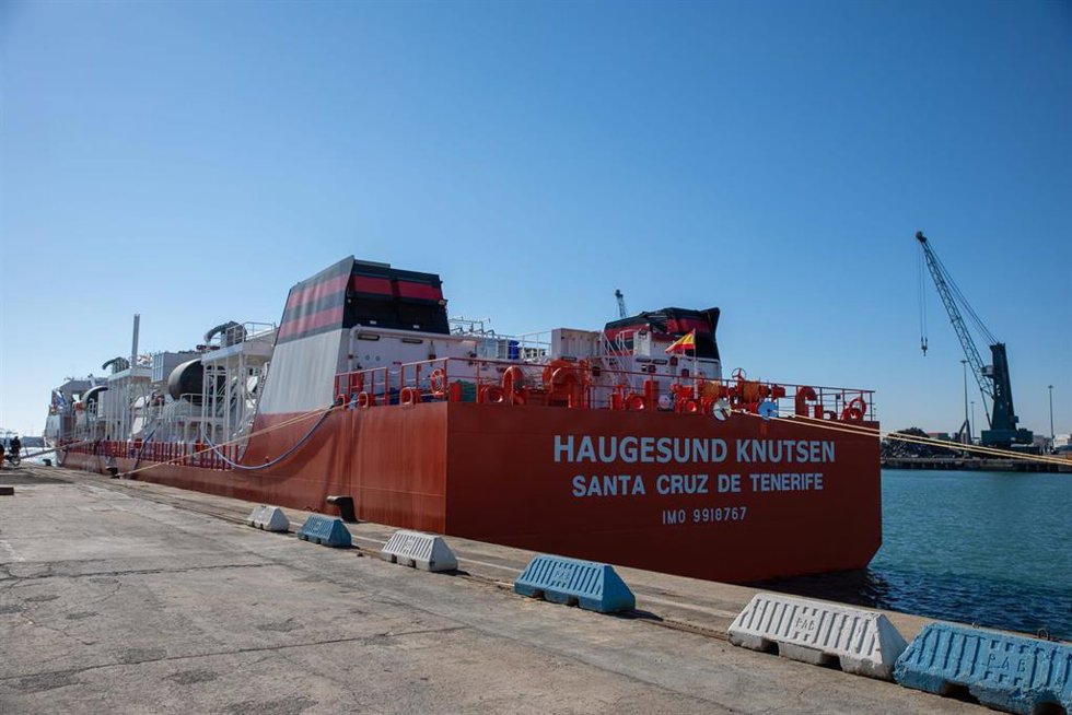 Archivo - arco de bunkering de gas natural licuado (GNL)en la planta de regasificación de Enagás del Puerto de Barcelona