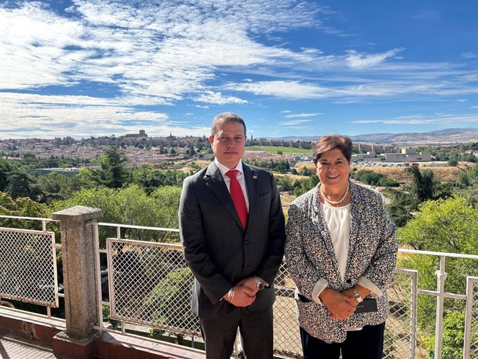 El rector de la Universidad Católica de Costa Rica (UCAT), Fernando Felipe Sánchez Campos, y  la rectora de la UCAV, María del Rosario Sáez Yuguero.