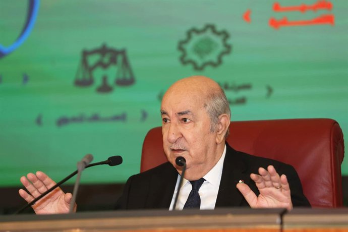 Archivo - Arquivo - O presidente da Argélia, Abdelmayid Tebune, durante uma reunião em Argel, em dezembro de 2024 (arquivo)