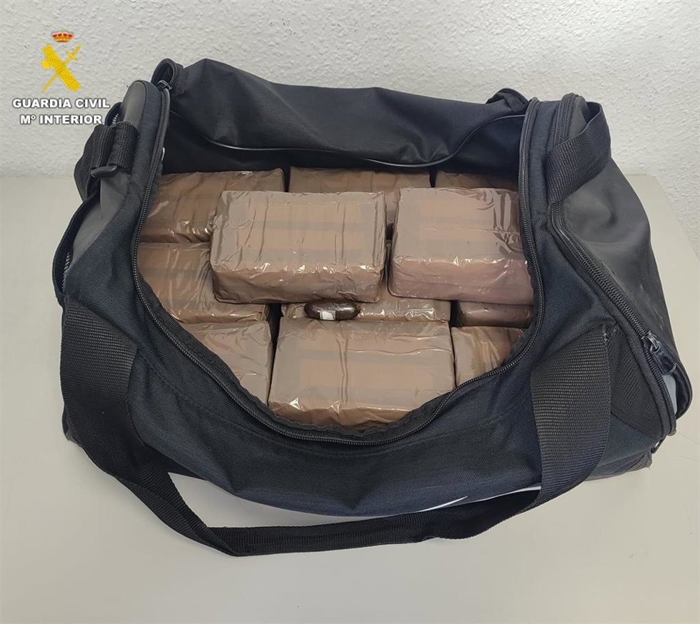 Mochila con droga incautada por la Guardia Civil en el muelle de Morro Jable, en Fuerteventura