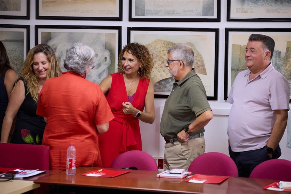 La secretaria general del PSOE-A, María Jesús Montero, en una reunión con la dirección de UGT-A en la sede del sindicato en Sevilla.