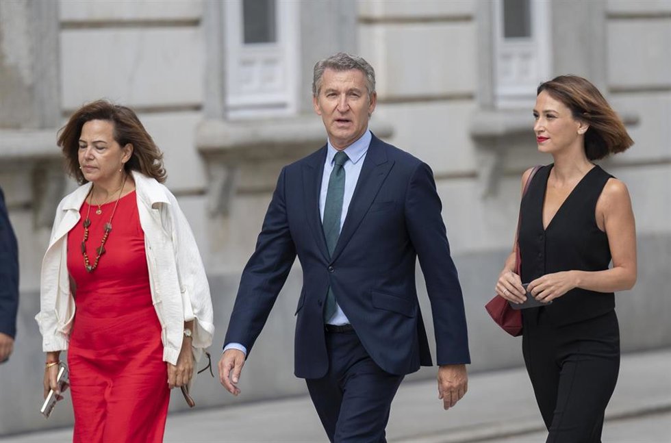 El presidente del PP, Alberto Núñez Feijóo (c), a su llegada al acto solemne de apertura del año judicial 2026-2027, en el Palacio de Justicia, a 10 de septiembre de 2026, en Madrid (España). Durante la ceremonia se presentan las memorias anuales del Pode