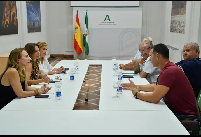 La delegada de Gobierno de la Junta de Andalucía en Málaga, Patricia Navarro, en una reunión con miembros de la Plataforma Sanitaria 'Zona Norte de Antequera'.