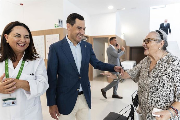 El presidente de la Junta de Andalucía, Juanma Moreno, durante la inauguración del nuevo centro de salud de  Benahadux. A 10 de septiembre de 2026, en Benahadux, Almería (Andalucía, España). 
