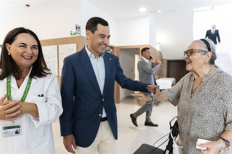 El presidente de la Junta de Andalucía, Juanma Moreno, durante la inauguración del nuevo centro de salud de  Benahadux. A 10 de septiembre de 2026, en Benahadux, Almería (Andalucía, España). 