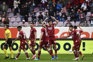 Futbol, Deportes La Serena vs Cobresal. Fecha 20, Liga de primera 2026. El jugador de Deportes La Serena Angelo Henriquez, centro, celebra con sus companeros tras marcar un gol contra Cobresal durante un partido de la liga de primera disputado en el