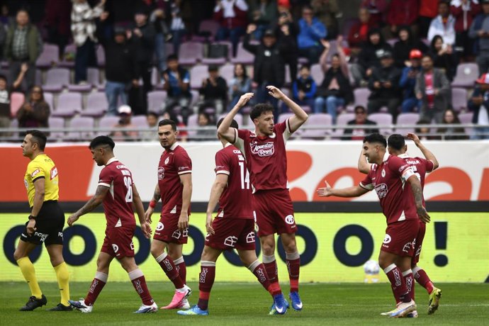 Futbol, Deportes La Serena vs Cobresal. Fecha 20, Liga de primera 2026. El jugador de Deportes La Serena Angelo Henriquez, centro, celebra con sus companeros tras marcar un gol contra Cobresal durante un partido de la liga de primera disputado en el