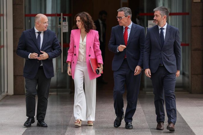 El secretario general del PP, Miguel Tellado, la presidenta de la Comunidad de Madrid, Isabel Díaz Ayuso, y el consejero de la Presidencia, Miguel Ángel García Martín, durante el debate sobre el Estado de la Región en la Asamblea de Madrid, a 10 de septie
