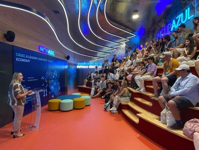 Jóvenes europeos en una visita a Incubazul de la Zona Franca de Cádiz