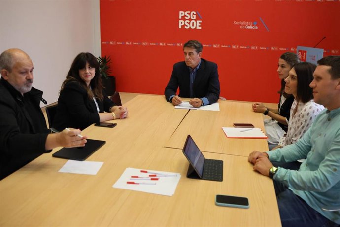 El secretario xeral del PSdeG, José Ramón Gómez Besteiro, en una reunión en Santiago con el presidente de Confapa Galicia, Rogelio Carballo, además de con el resto de la directiva
