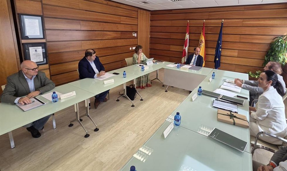El consejero de Agricultura, Ganadería, Medio Rural y Política Ambiental, Joaquín Antonio Pino, en una reunión de trabajo con la Real Unión de Criadores de Toros de Lidia (RUCTL).