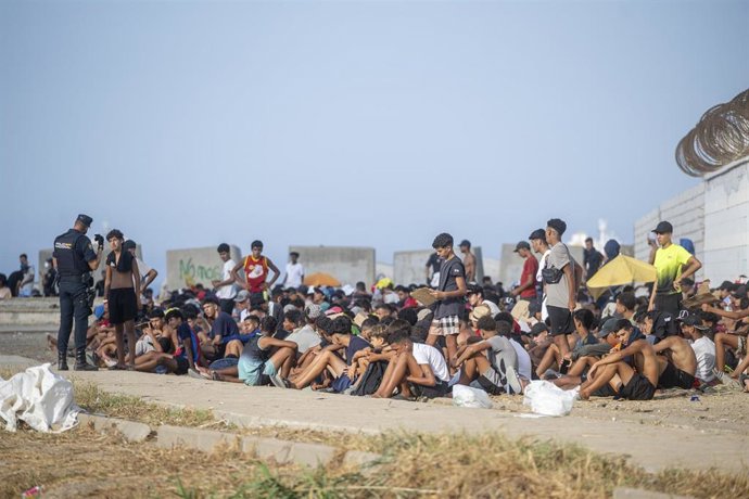 Decenas de migrantes en la playa de El Trampolín, a 7 de septiembre de 2026, en Ceuta (España).
