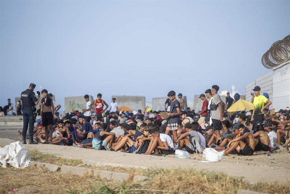 Decenas de migrantes en la playa de El Trampolín, a 7 de septiembre de 2026, en Ceuta (España).