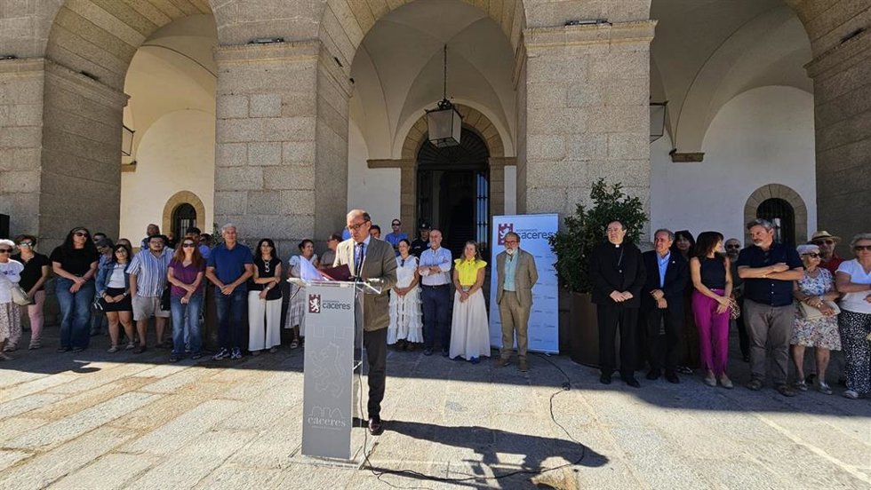 El alcalde de Cáceres, Rafael Mateos, interviene en el acto institucional con motivo del Día Mundial de Prevención del Suicidio que se ha celebrado en las escalinatas del ayuntamiento