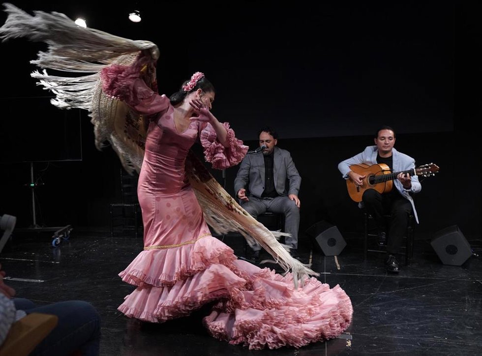 Gabriel de la Tomasa (cante), Salomé Ramírez (baile) y Álvaro Mora (guitarra)