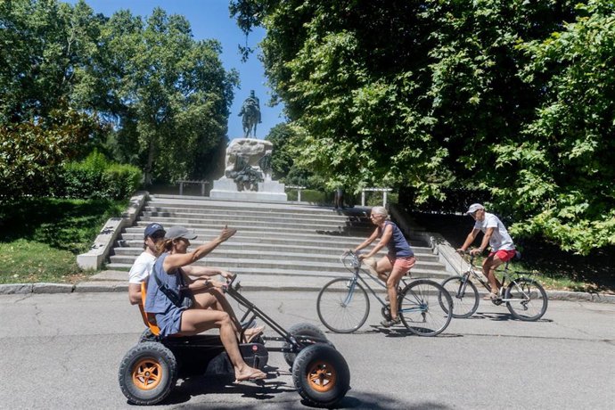Archivo - Varias personas en el Parque de El Retiro, a 18 de julio de 2025, en Madrid (España). 