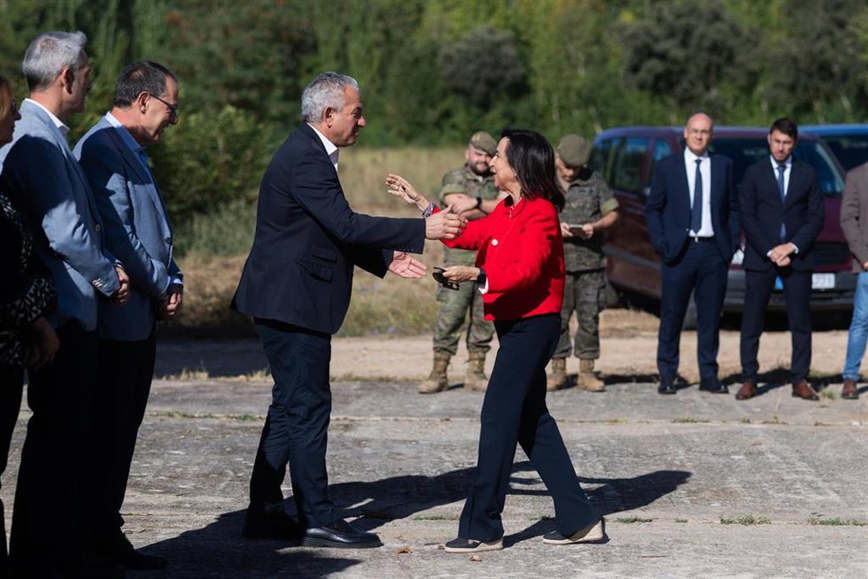 La ministra de Defensa, Margarita Robles (d), durante su visita a las instalaciones de Monte la Reina, a 10 de septiembre de 2026, en Monte La Reina, Toro, Zamora, Castilla y León (España). 