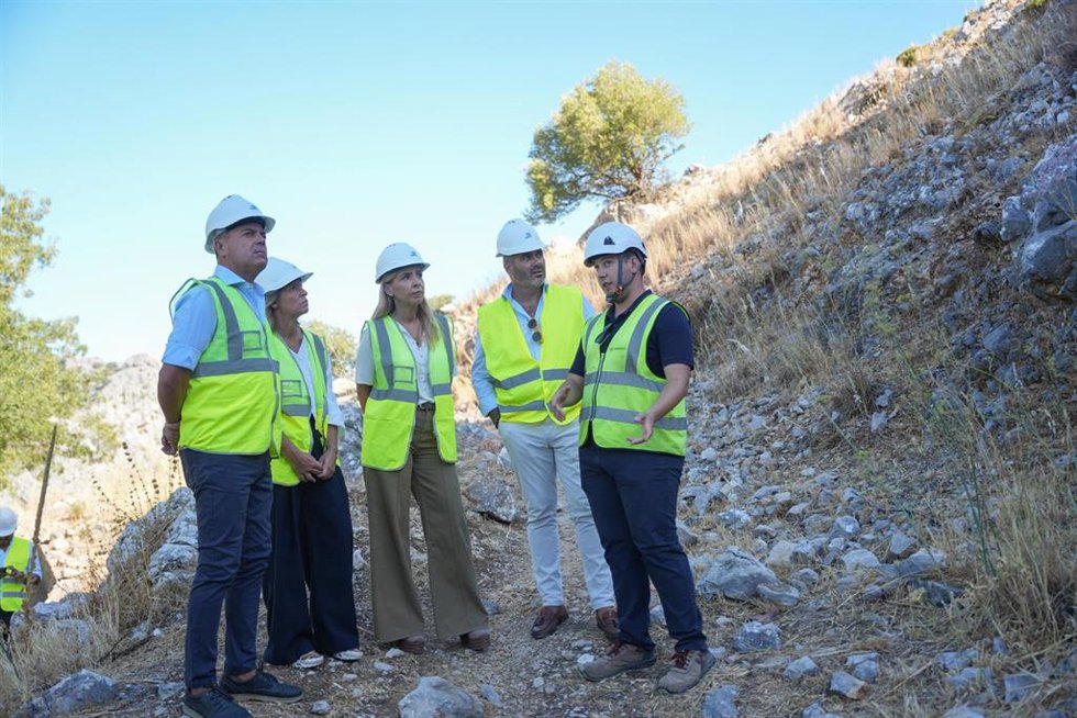 La presidenta de la Diputación, Almudena Marínez, en las obras de estabilización de la ladera de El Parral en Benaocaz.
