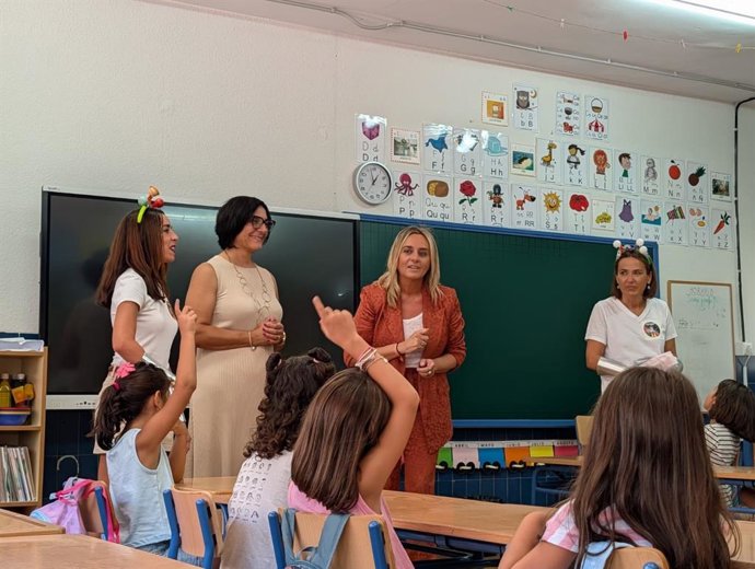 La delegada territorial de Educación, María José Martín, ha inaugurado el nuevo curso junto a la alcaldesa de Granada, Marifrán Carazo, en el CEIP La Alcazaba.