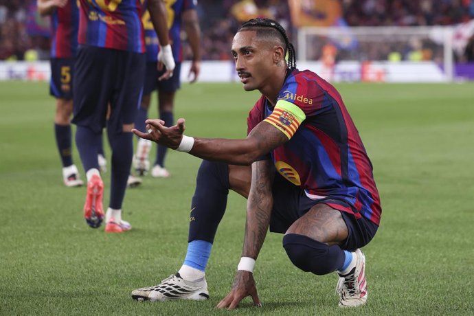 Raphinha Dias Belloli, do FC Barcelona, comemora após marcar o terceiro gol de sua equipe durante a 1ª rodada da fase de grupos da Liga dos Campeões da UEFA 2026/27, partida de futebol disputada entre o FC Barcelona e o Feyenoord no Estádio Spotify Camp N