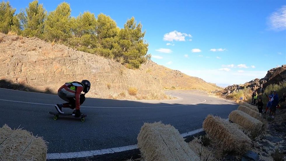 Un 'rider' desciende desde el Alto de Velefique.