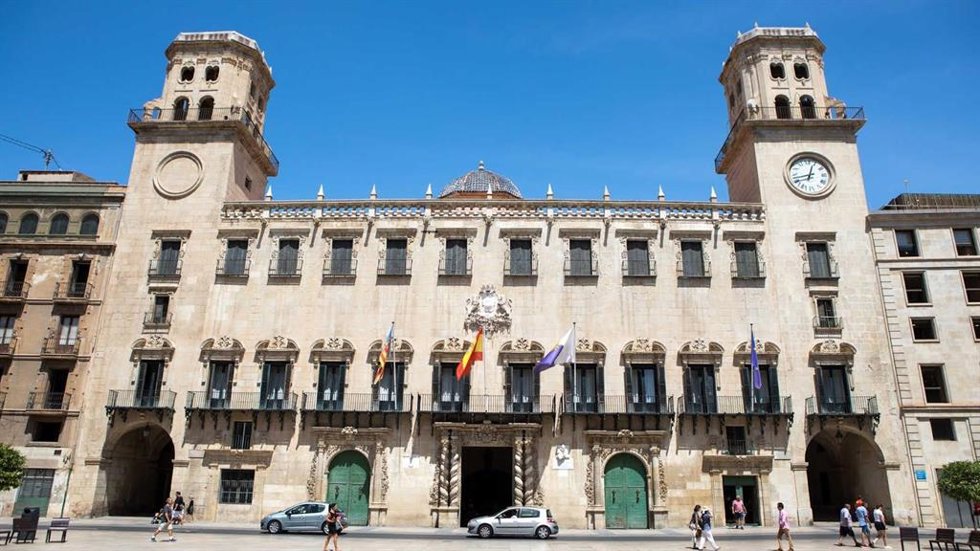 Archivo - Imagen de archivo de la fachada del Ayuntamiento de Alicante.