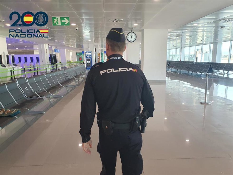 Agente de la Policía Nacional en el aeropuerto de Palma.