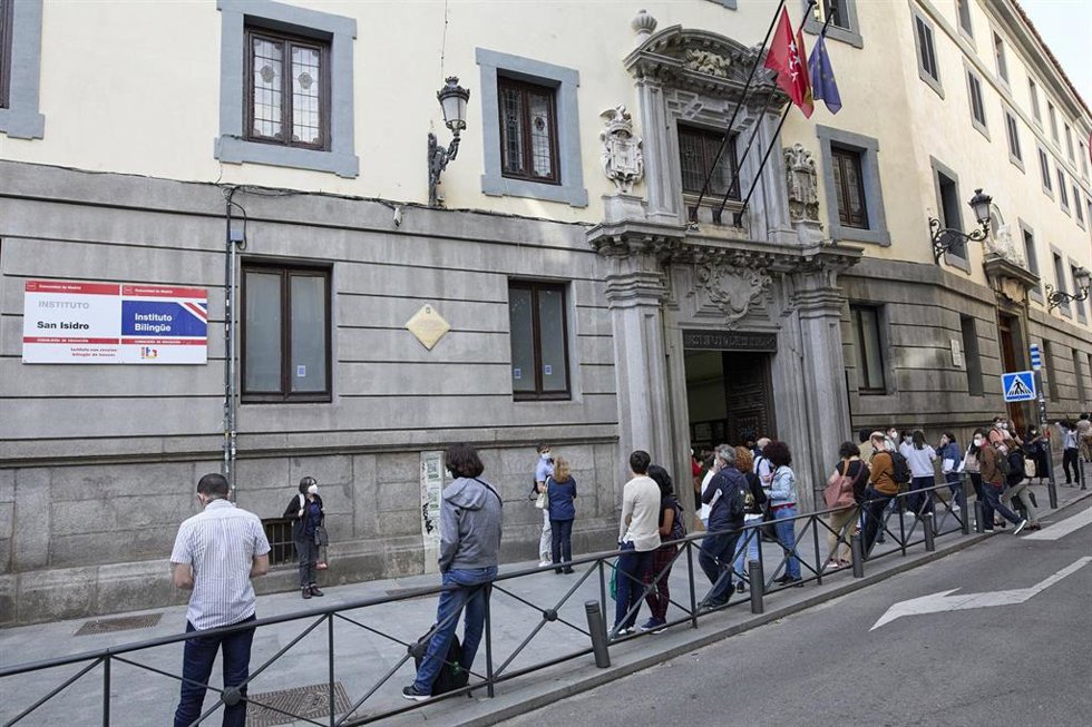 Archivo - Varias personas esperan en las puertas del Instituto San Isidro, donde van a realizar el examen de oposición de Educación Secundaria, Formación Profesional o Enseñanzas Artísticas, a 19 de junio de 2021, en Madrid (España).