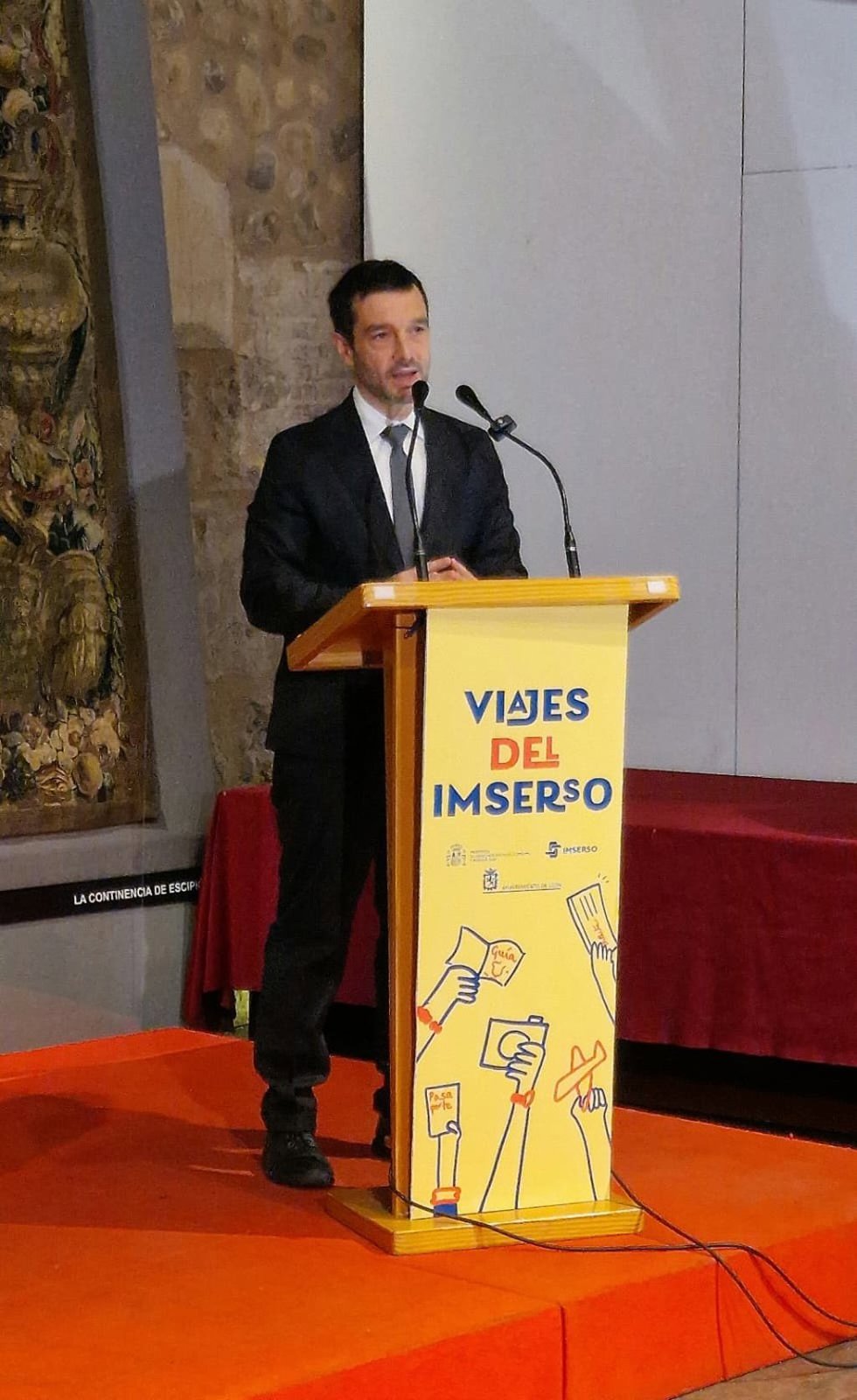 El ministro de Derechos Sociales, Consumo y Agenda 2030, Pablo Bustinduy, en el Palacio del Conde Luna de León capital.