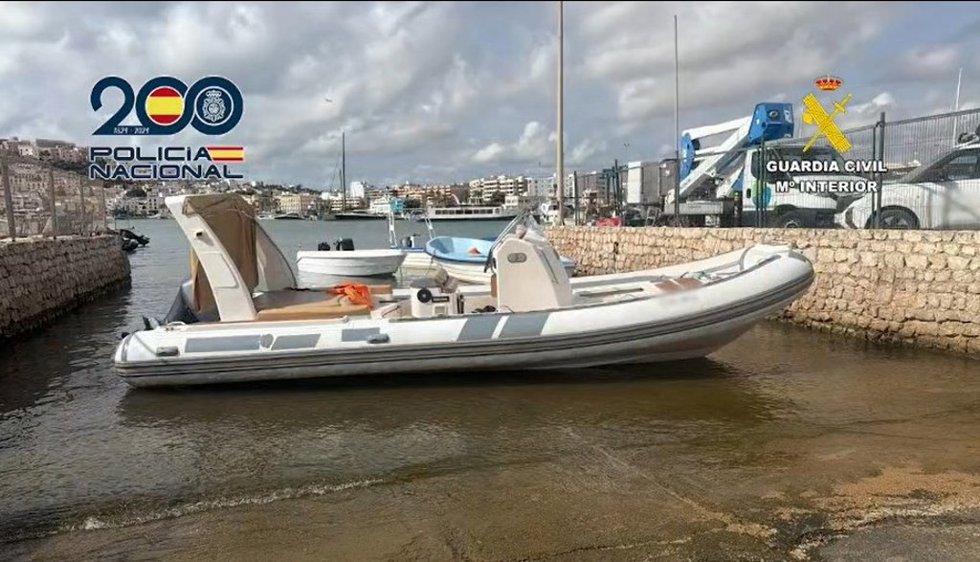 Tres detenidos por trasladar migrantes hasta las costas de Baleares con una lancha deportiva robada