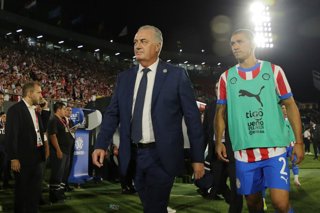 Futbol, Paraguay vs Chile. Eliminatorias al mundial 2026. El entrenador de la seleccion paraguaya, Gustavo Alfaro, es fotografiado durante el partido de las clasificatorias al mundial de la Fifa 2026 contra Paraguay disputado en el estadio Defensores del