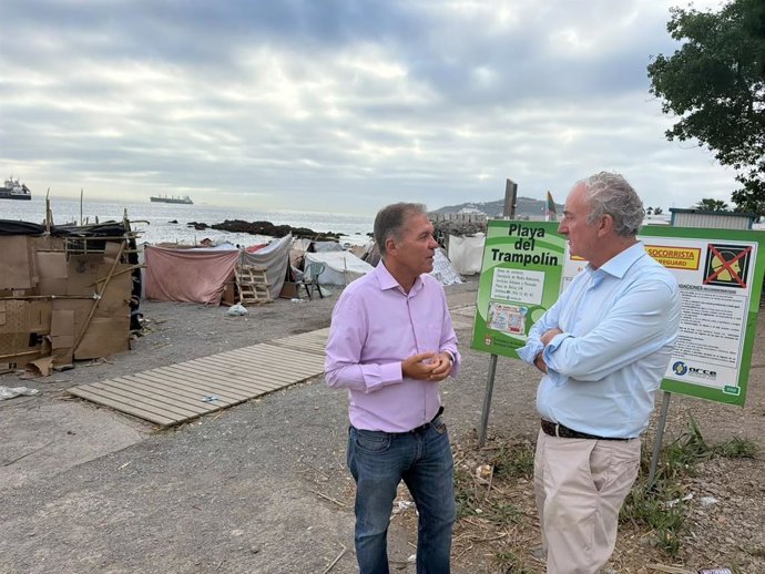 El presidente de la OMC, Tomás Cobo, y el presidente del Colegio de Médicos de Ceuta, Enrique Roviralta, en la Playa del Trampolín (Ceuta).