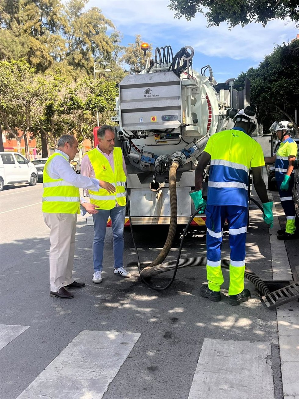 El concejal de Agua, Zonas Verdes y Agricultura del Ayuntamiento de Almería, Juanjo Segura, durante una visita a los trabajos de limpieza y mantenimiento de la red de saneamiento de la ciudad.